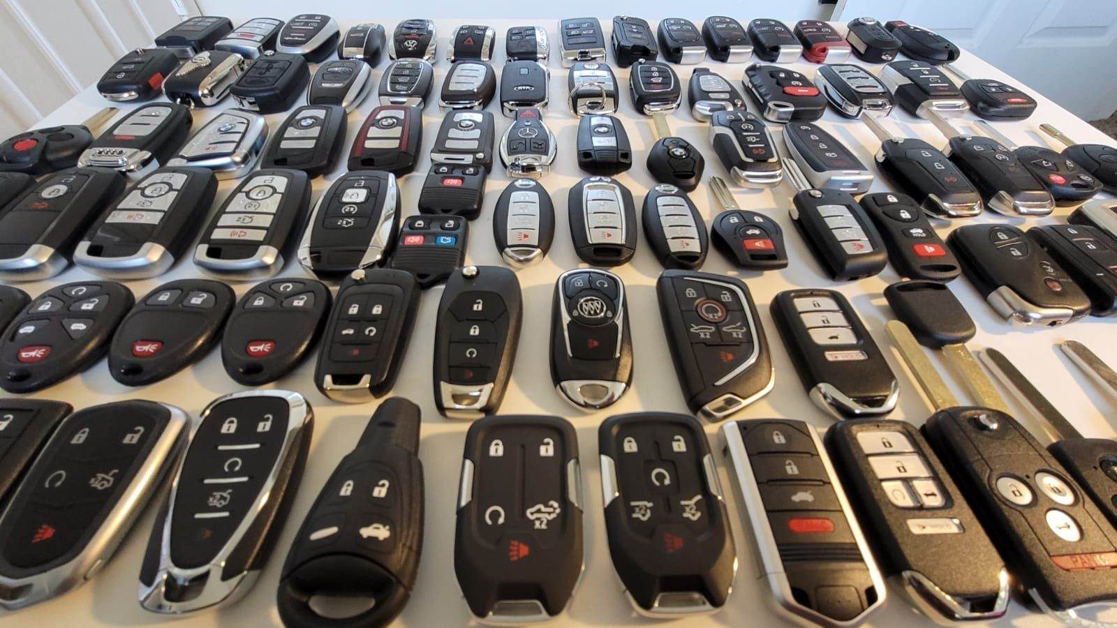 Mobile automotive key blank and smart fob inventory organized in service unit